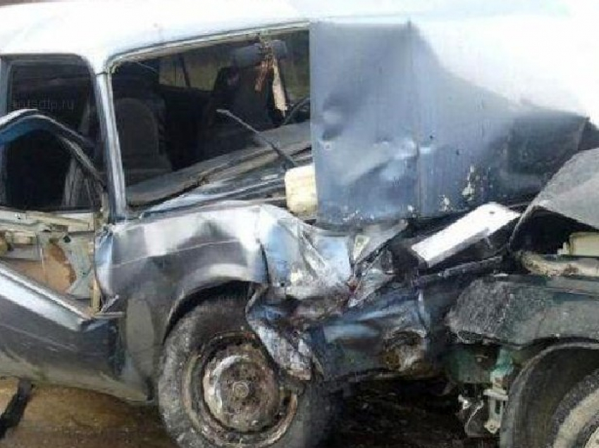 "Семерка» и «Пассат» столкнулись и получили сильные повреждения в Новочеркасске