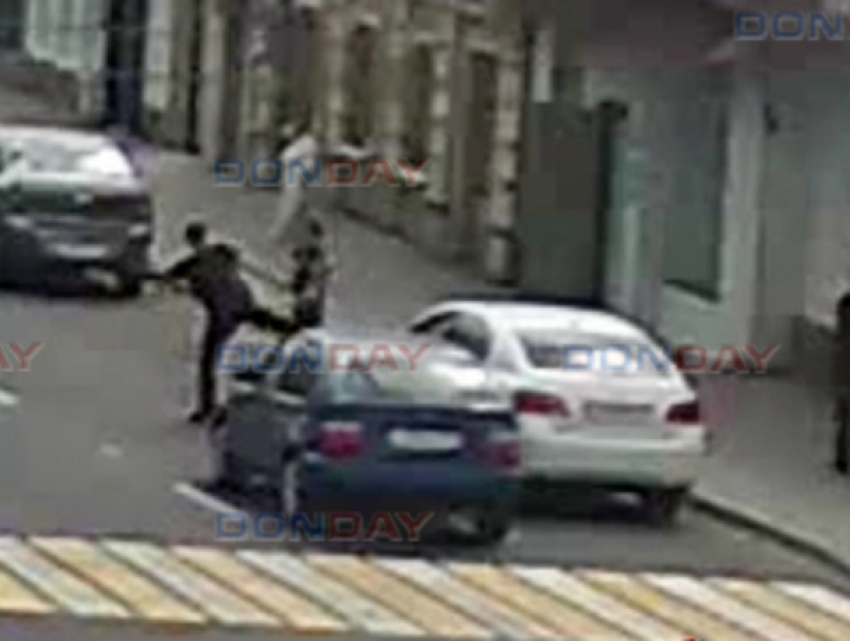 Двое автомобилистов, «слегка соприкоснувшись зеркалами» устроили кулачные бои на дороге в Новочеркасске