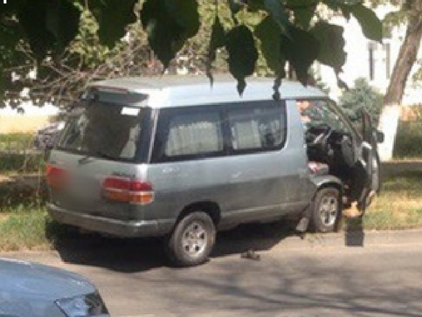 Пьяный на микроавтобусе «Тойота» повредил две припаркованные машины в Новочеркасске