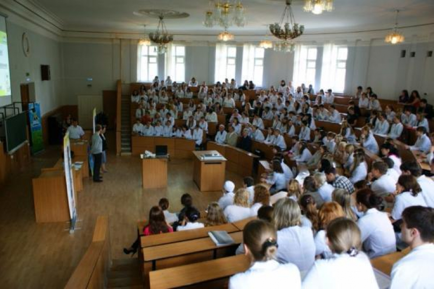 Новочеркасск нуждается более чем в ста медиках