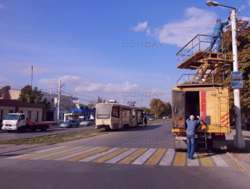 В Новочеркасске тяжеловоз разорвал трамвайные провода на Юбилейной площади