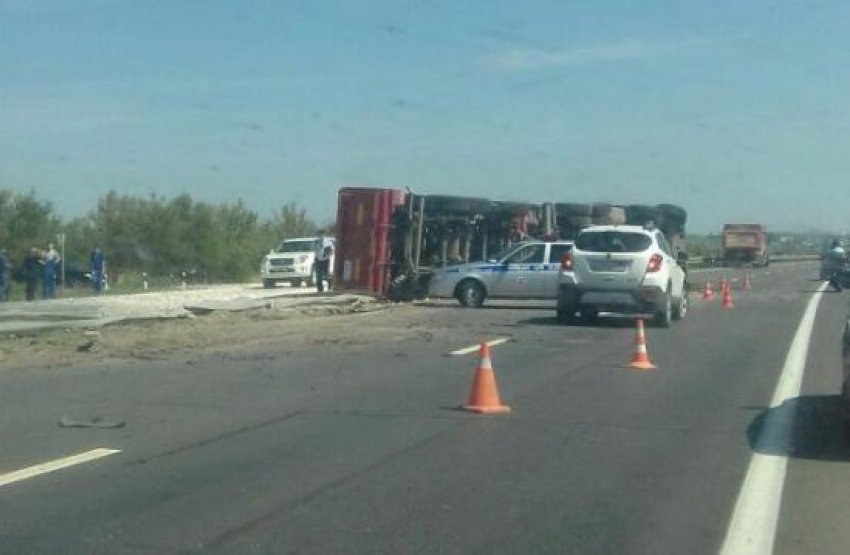 Фура с битумом врезалась в припаркованный грузовик под Новочеркасском