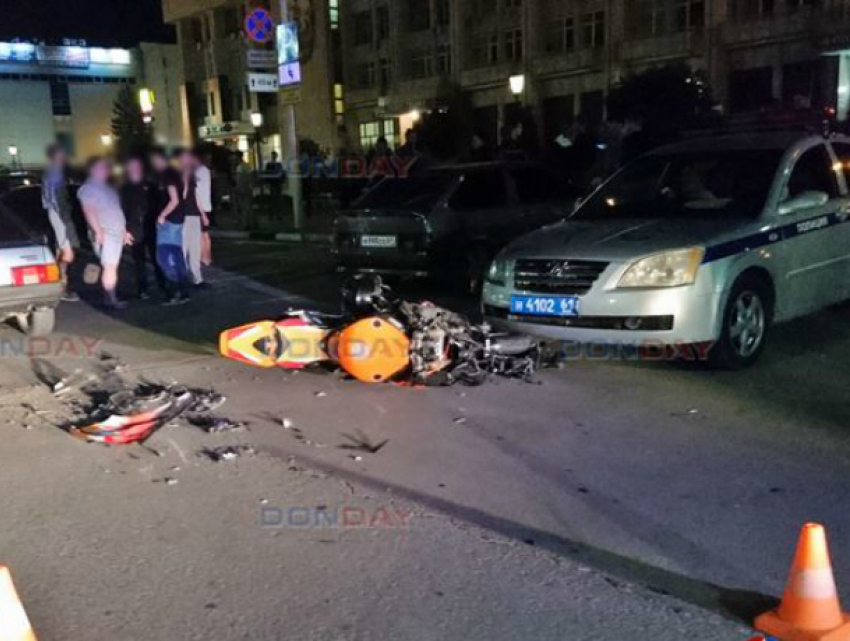 Потерявший управление мотоциклист сбил инспектора ДПС и протаранил две машины в Новочеркасске