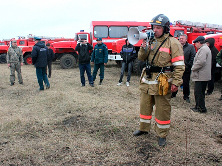 Сотрудники МЧС в Новочеркасске проводят учения по гражданской обороне