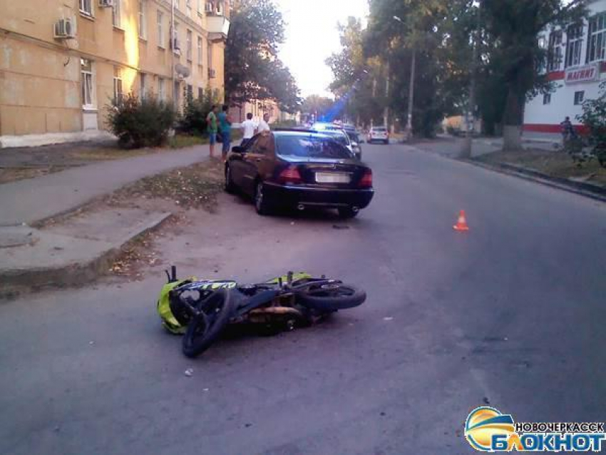 В микрорайоне Донском Новочеркасска дорогие иномарки давили молодежь на мотоциклах