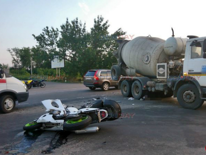 Молодой мотоциклист погиб под колесами бетономешалки на выезде из Новочеркасска