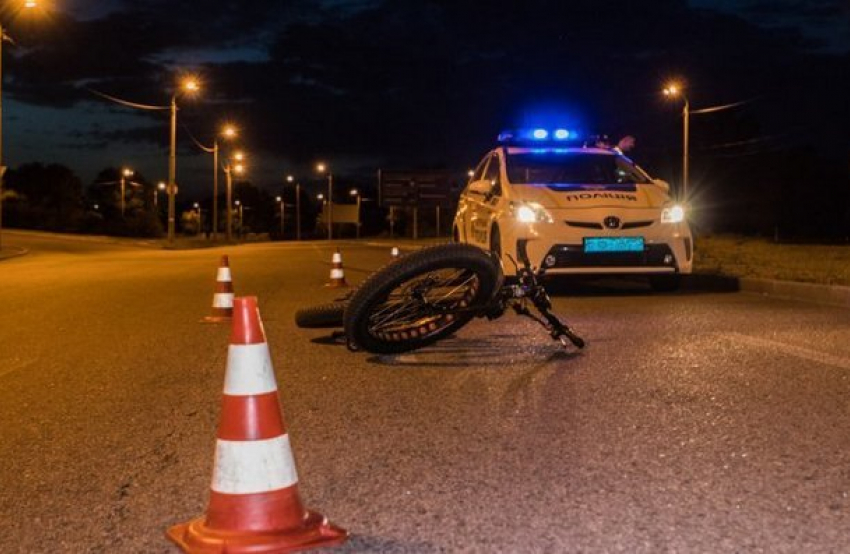 В Новочеркасске велосипедистка попала под колеса автомобиля