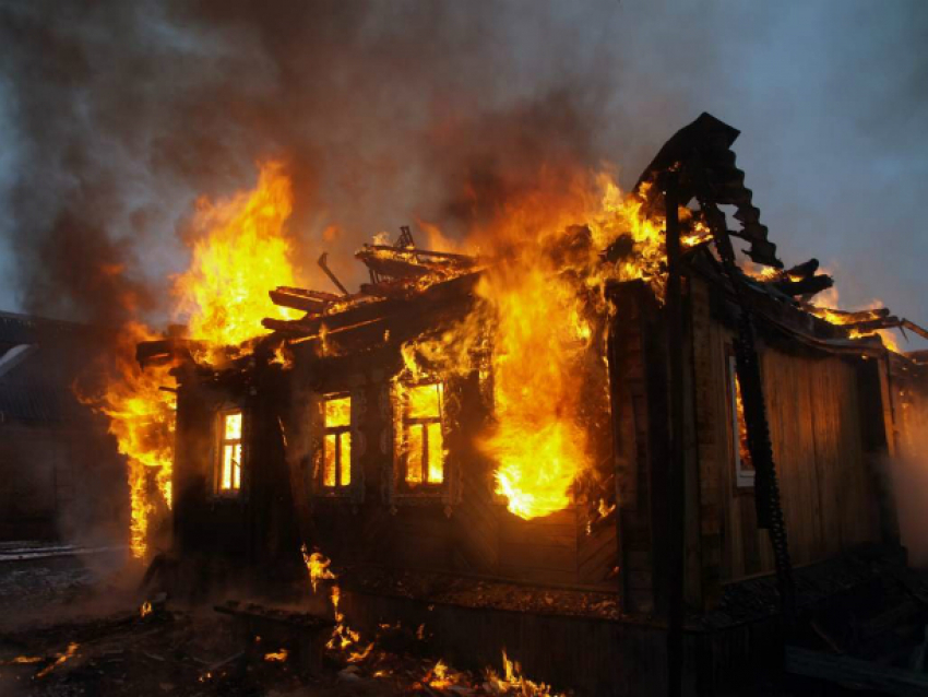 Пламя вспыхнуло в частном доме на улице Целинной Новочеркасска 