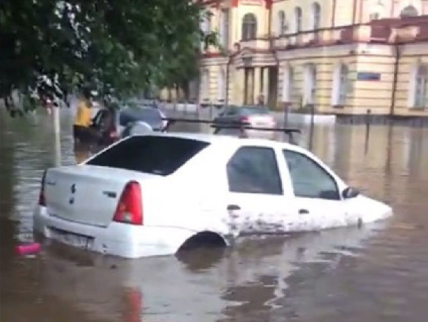 Мощные потоки воды сносили асфальт, камни и мусорные баки в Новочеркасске