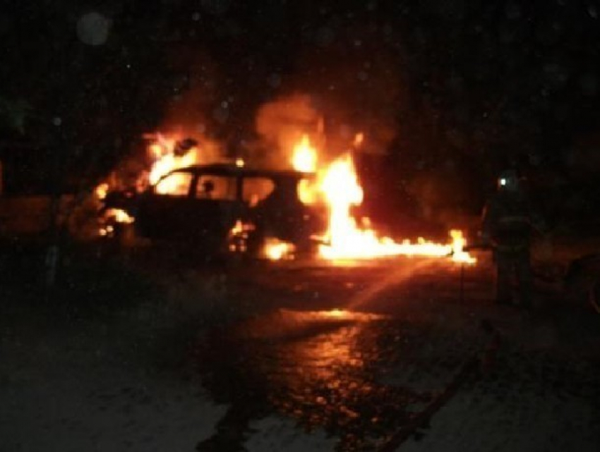 Автомобиль BMW сожгли на улице Первомайской в Новочеркасске