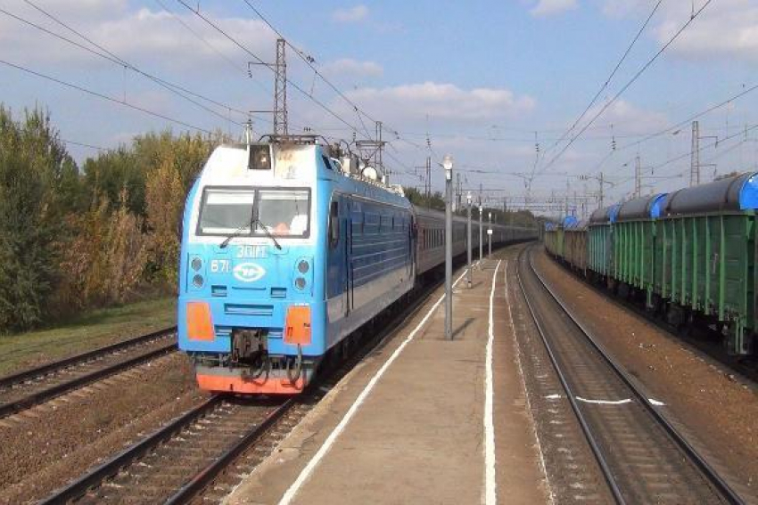 Двое людей попали под поезд в Новочеркасске