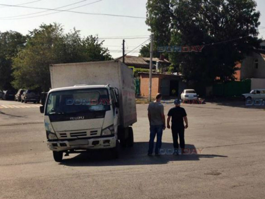 В Новочеркасске грузовик «убежал» от водителя, устроив по дороге серию ДТП