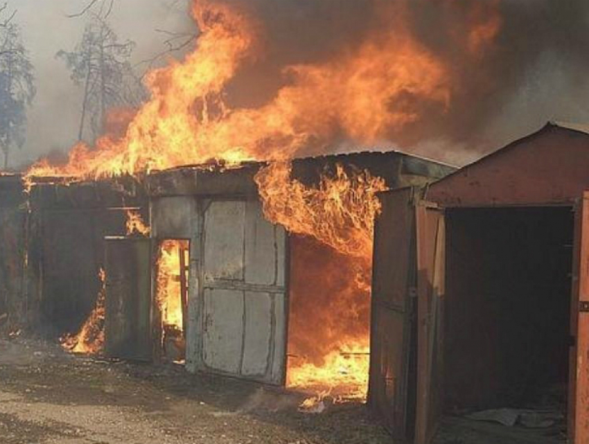 Адское пламя уничтожило несколько гаражей в Новочеркасске
