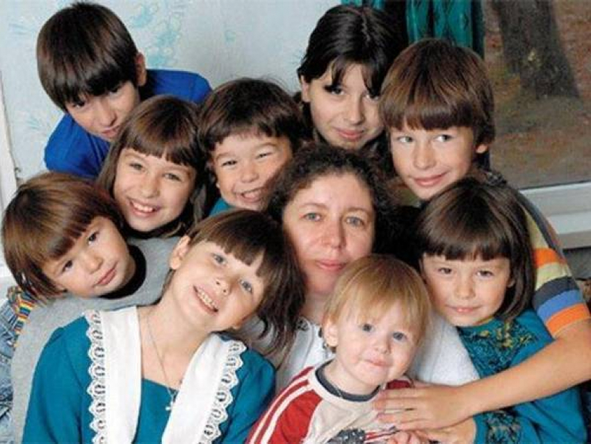 Матерям десятерых детей предлагают выплачивать пять миллионов рублей