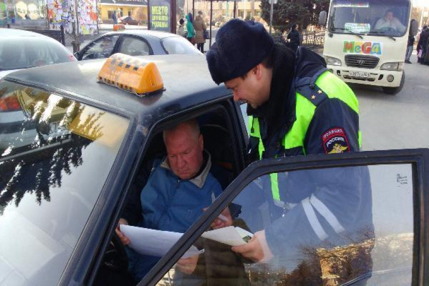 Сотрудники ОГИБДД организовали акцию «Такси должно быть безопасным»