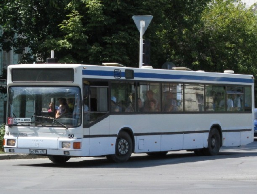 Пассажирский автобус столкнулся с ВАЗ-2106 в микрорайоне Донском в Новочеркасске