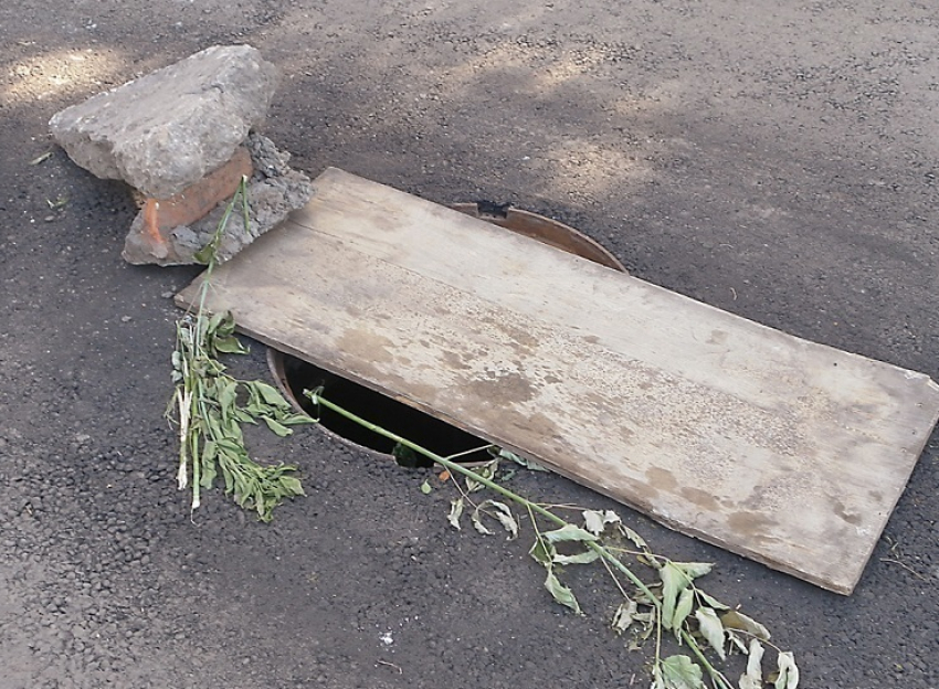 В Новочеркасске 5-летнияя девочка провалилась в люк