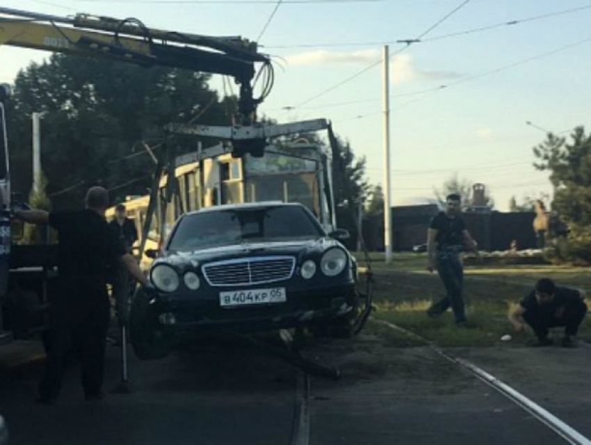 Брошенный на рельсах «Мерседес» заблокировал движение трамваев в Новочеркасске 