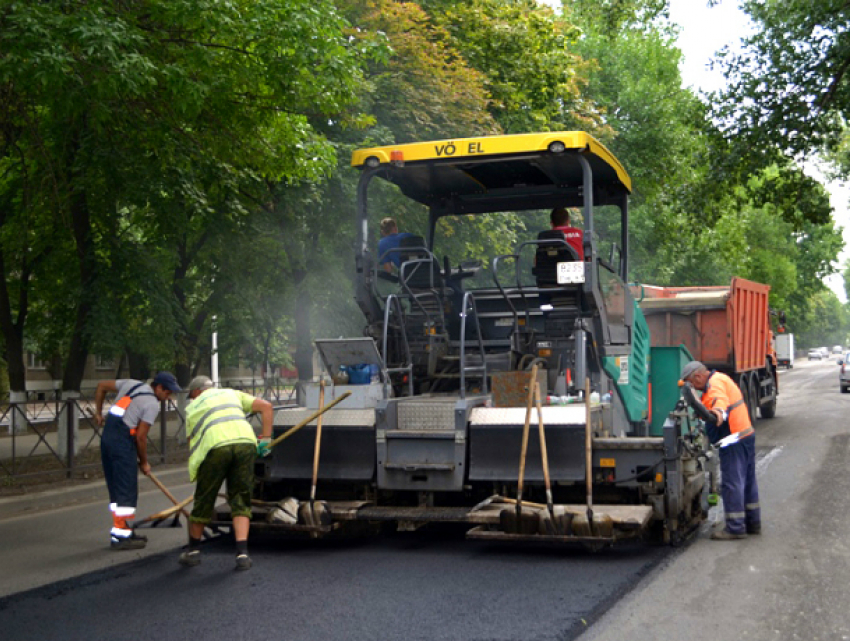 В Новочеркасске начали ремонтировать дорогу на проспекте Баклановском