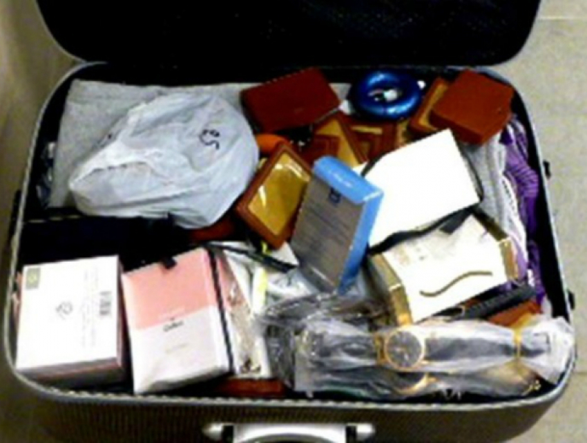 Тысячу незаконных товаров изъяли у гражданина Афганистана в аэропорту под Новочеркасском