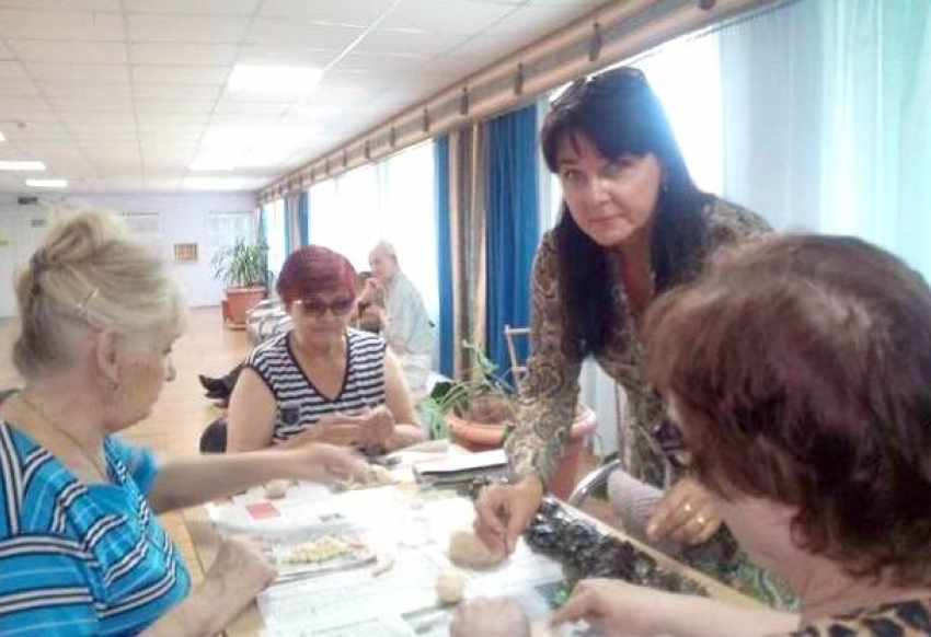 В Новочеркасске жителей дома-интерната научили работать с тестом