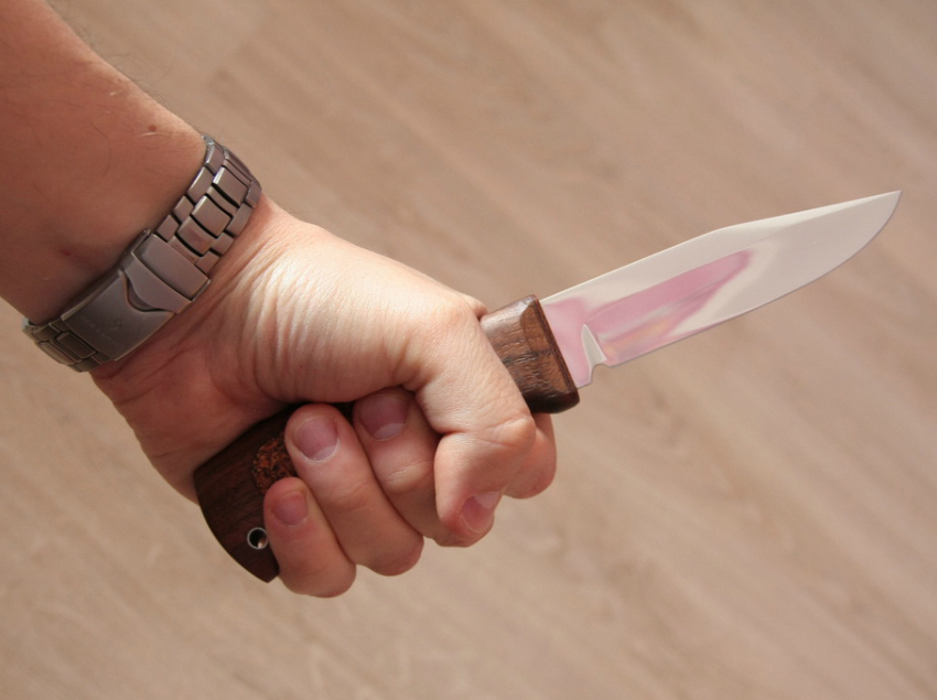 26-летний новочеркасец несколько раз пырнул ножом родственника, требуя деньги