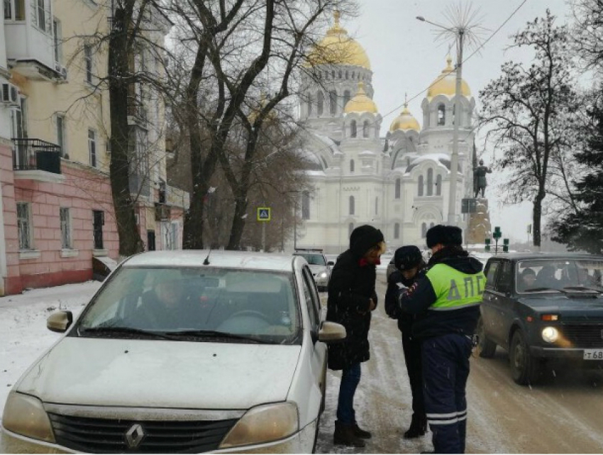 «Осторожно гололед», в Новочеркасске сотрудники ГИБДД провели профилактическую акцию