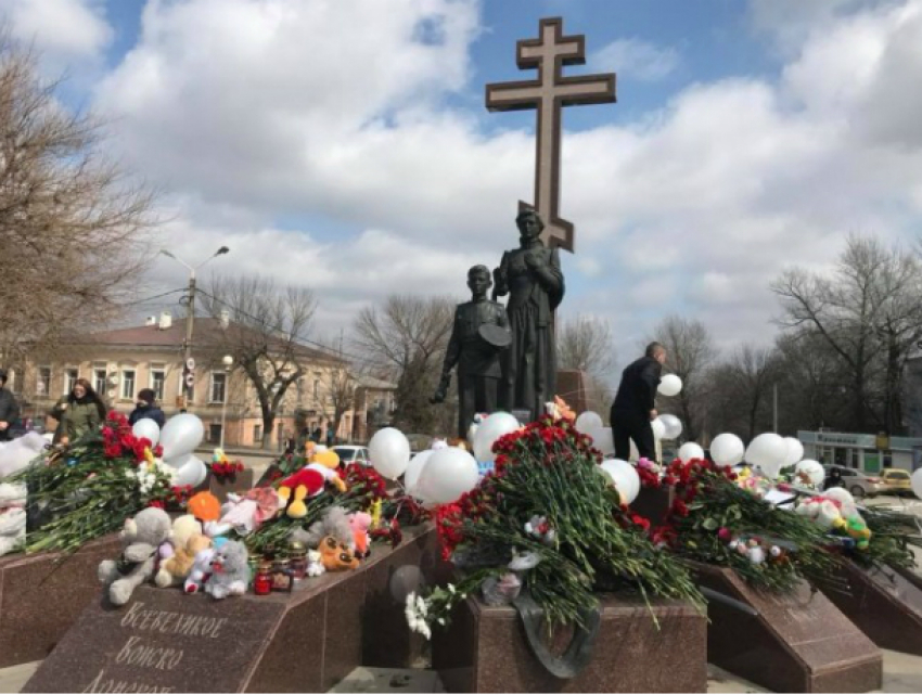 Сотни новочеркасцев почтили память погибших при пожаре жителей Кемерово