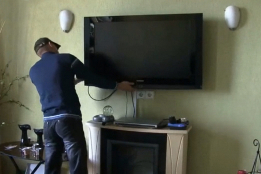 По пьяной лавочке: житель Новочеркасска украл у знакомой телевизор