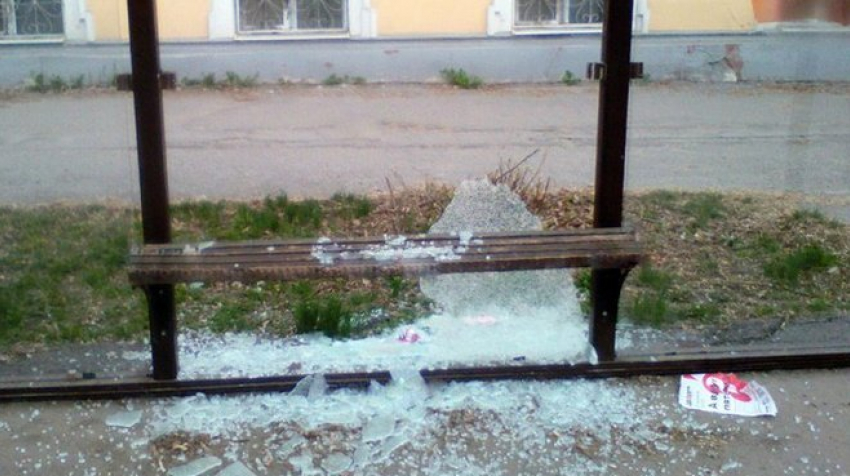 В центре Новочеркасска вандалы разгромили автобусную остановку