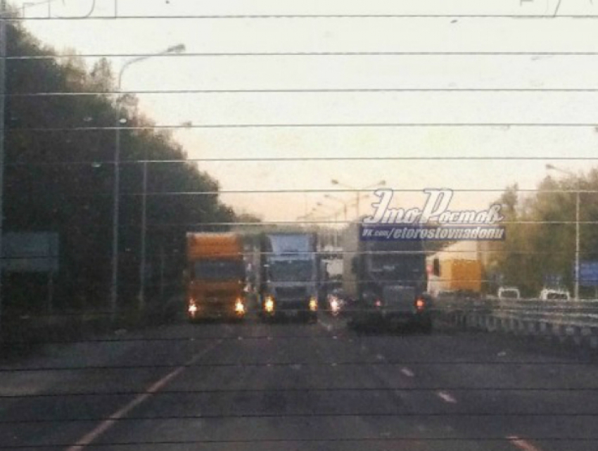 Три фуры перекрыли дорогу под Новочеркасском и устроили серьезный затор