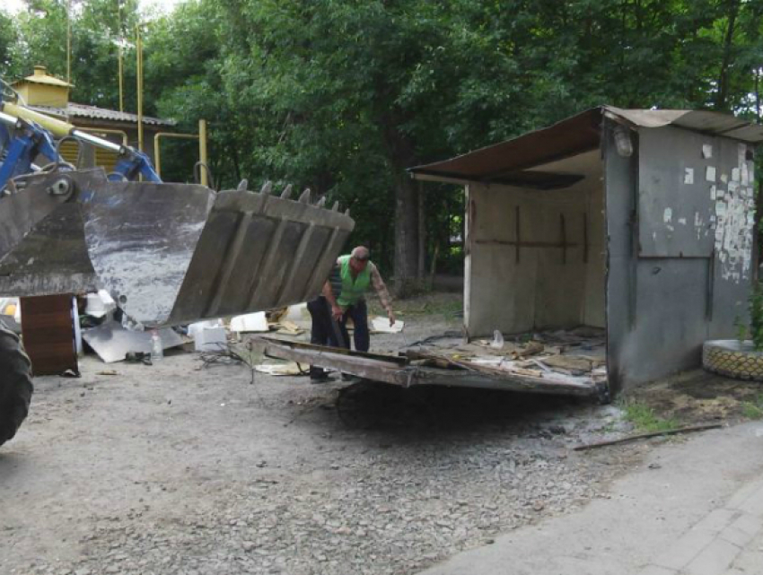 В Новочеркасске демонтировали бесхозный ларек на улице Макаренко