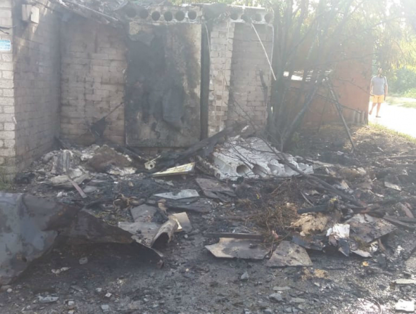 В Новочеркасске загорелась несанкционированная свалка на улице Майской