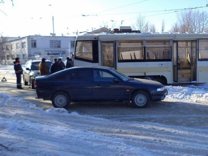 В Новочеркасске трамвай сошел с рельсов и врезался в две машины, стоящие на светофоре