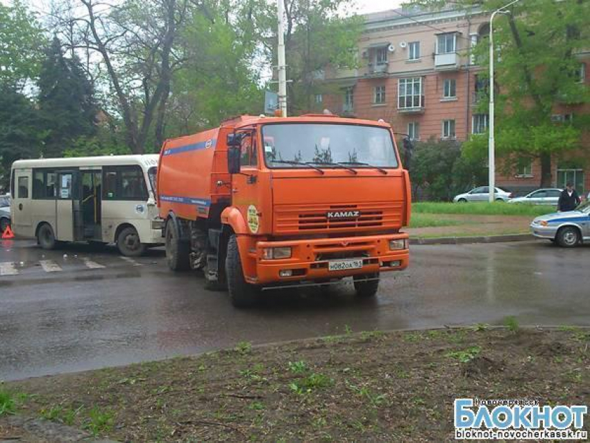 В Новочеркасске маршрутка врезалась в КамАЗ: два человека пострадали