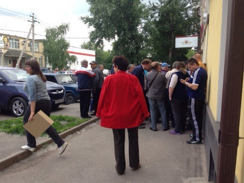 В Новочеркасске у офиса страховой компании собралась огромная очередь