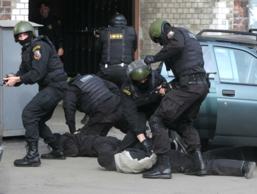 Банду рецидивистов схватили в Новочеркасске во время кражи очередной элитной иномарки