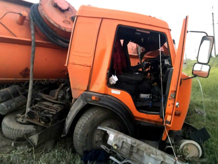 Столкновение бензовоза «Камаз» и фуры произошло на трассе под Новочеркасском