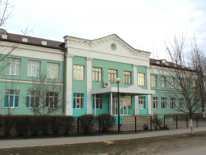 Учеников и персонал 14-й школы Новочеркасска эвакуировали из-за странной сумки
