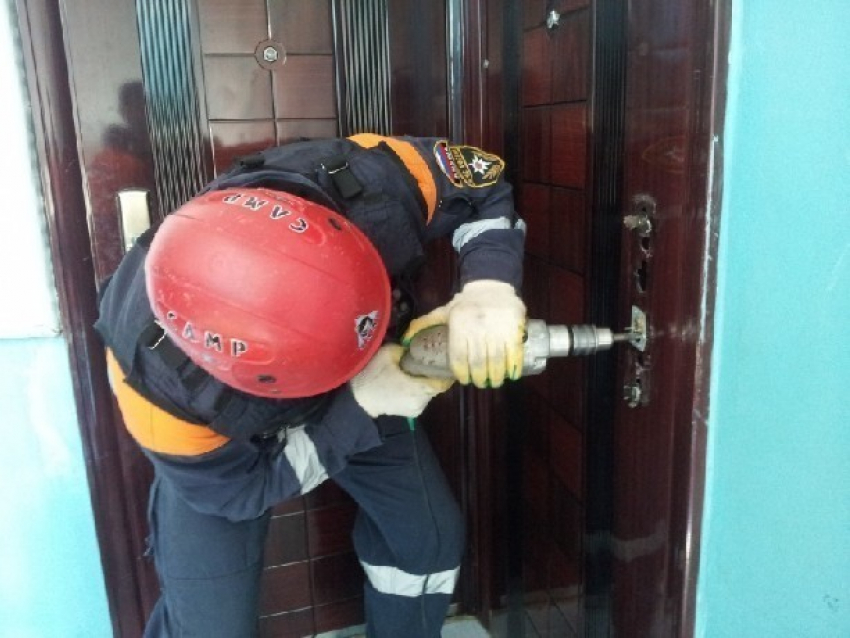 Труп пенсионера обнаружили в запертой квартире на проспекте Баклановском в Новочеркасске