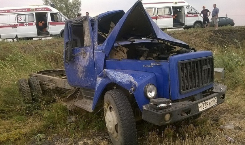 На автодороге Новочеркасск - Багаевская перевернулся грузовик с водой