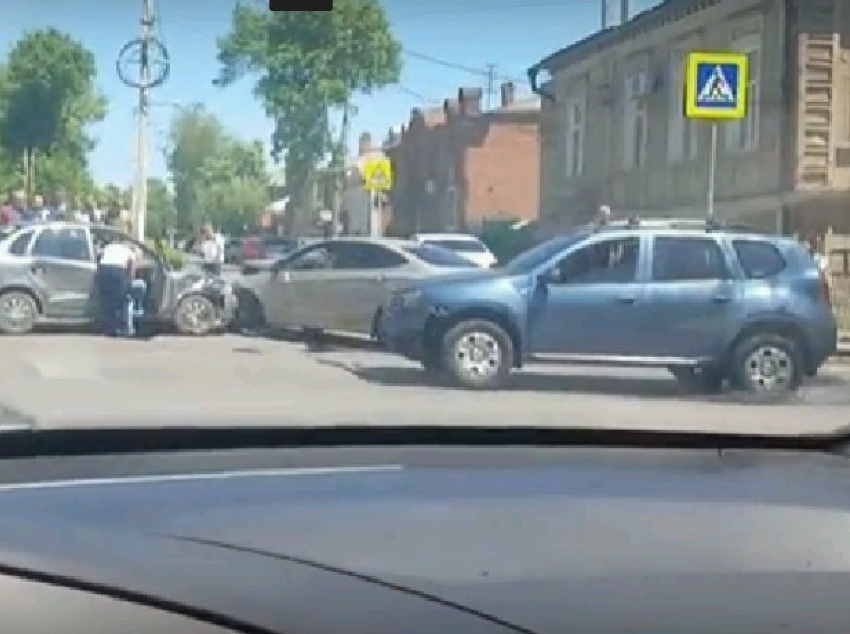 Печальные последствия тройного ДТП на перекрестке снял на видео житель Новочеркасска