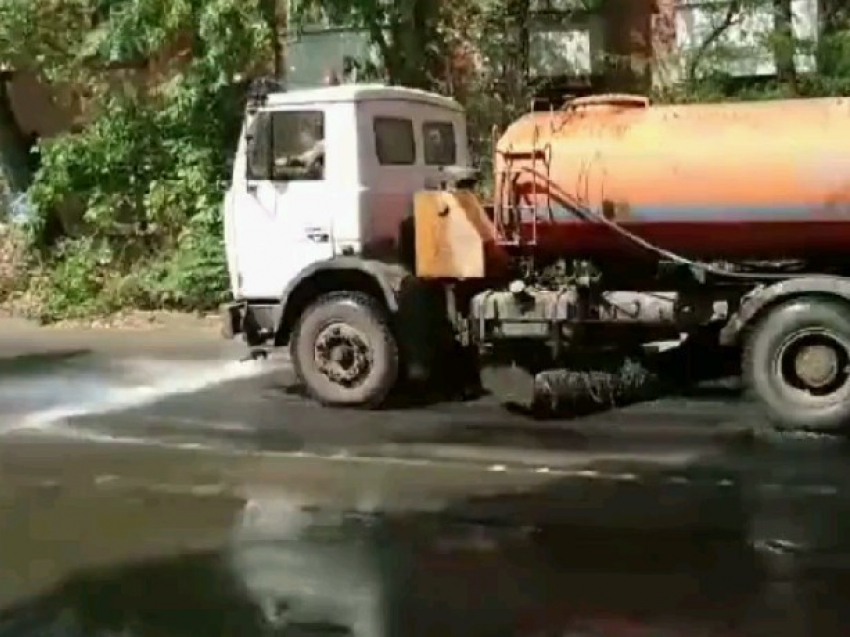 Разлитое масло на новочеркасской улице Буденновской превратило дорогу в каток
