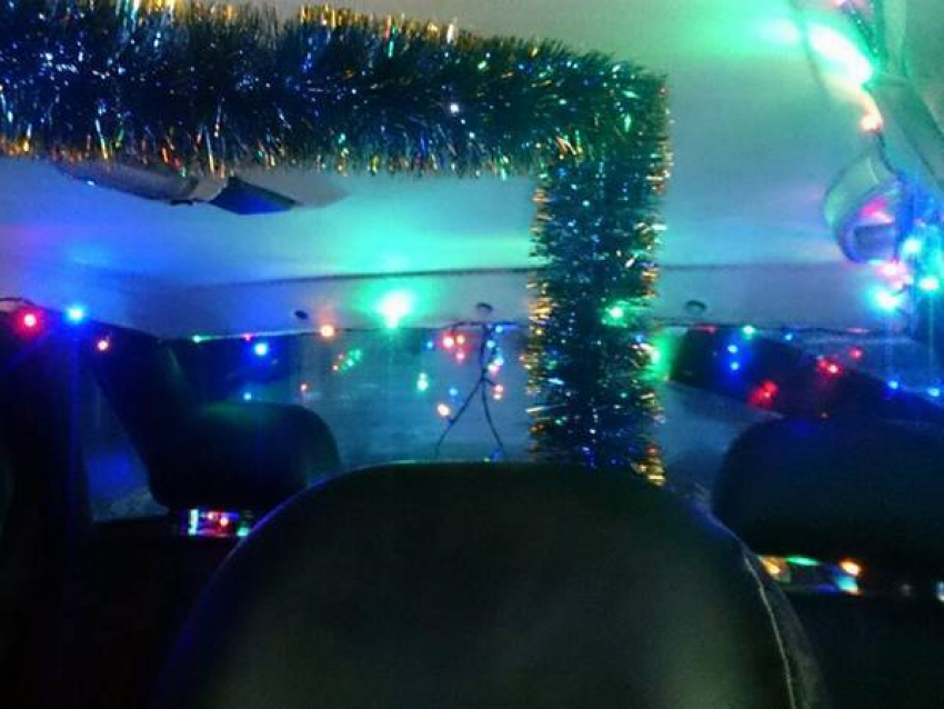 В Новочеркасске таксист украсил свою машину к Новому году 