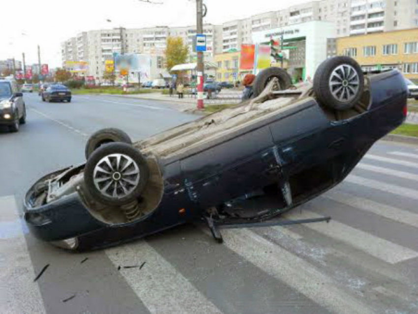 Водитель и пассажир получили травмы в результате переворота иномарки в центре Новочеркасска
