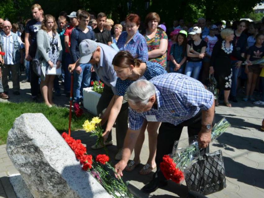 Возложением цветов к «камню на крови» почтили память расстрелянных в Новочеркасске демонстрантов