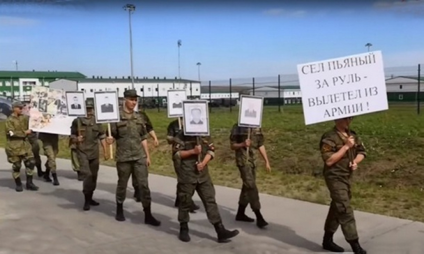 Под Новочеркасском военнослужащие «похоронили» разбитую машину