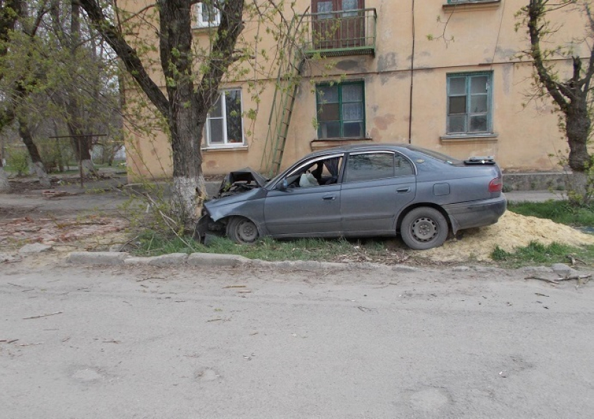 В Новочеркасске «Тойота» врезалась в дерево
