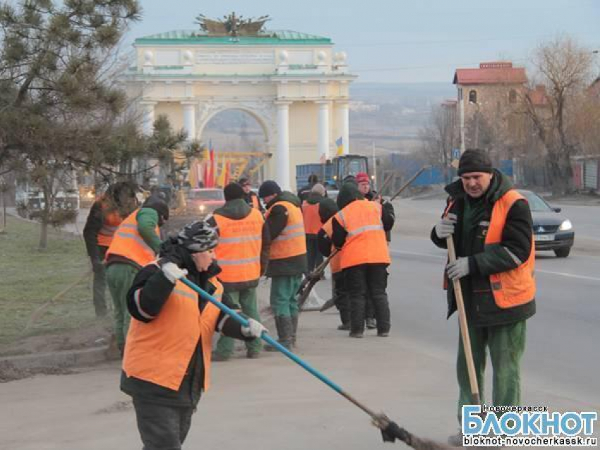 Служащие аппарата гордумы Новочеркасска расчистили к прибытию олимпийского огня спуск Герцена