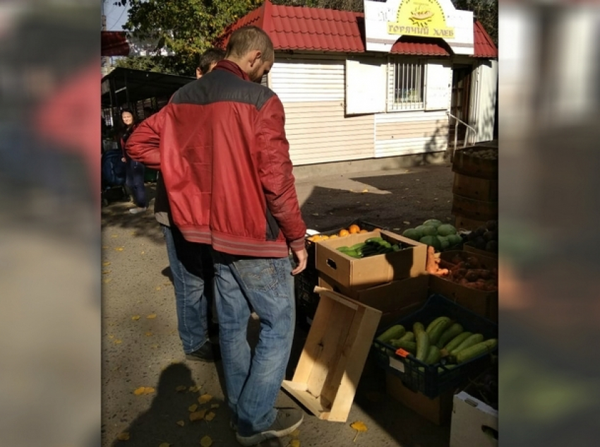 В Новочеркасске молодой парень несколько лет живет на лестничной площадке